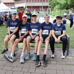 Großes Läuferfeld der Zinzendorfschulen beim Stadtlauf  in Villingen