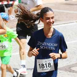 Großes Läuferfeld der Zinzendorfschulen beim Stadtlauf  in Villingen