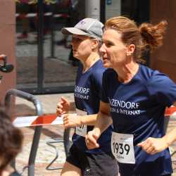 Großes Läuferfeld der Zinzendorfschulen beim Stadtlauf  in Villingen