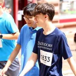 Großes Läuferfeld der Zinzendorfschulen beim Stadtlauf  in Villingen