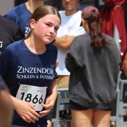 Großes Läuferfeld der Zinzendorfschulen beim Stadtlauf  in Villingen