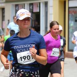 Großes Läuferfeld der Zinzendorfschulen beim Stadtlauf  in Villingen
