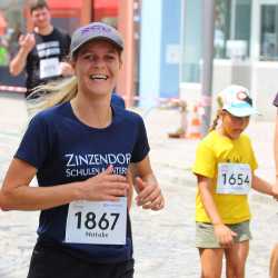 Großes Läuferfeld der Zinzendorfschulen beim Stadtlauf  in Villingen