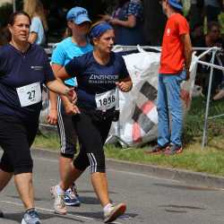 Großes Läuferfeld der Zinzendorfschulen beim Stadtlauf  in Villingen