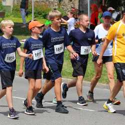Großes Läuferfeld der Zinzendorfschulen beim Stadtlauf  in Villingen