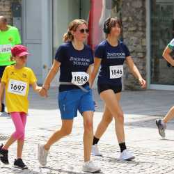 Großes Läuferfeld der Zinzendorfschulen beim Stadtlauf  in Villingen