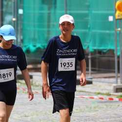 Großes Läuferfeld der Zinzendorfschulen beim Stadtlauf  in Villingen