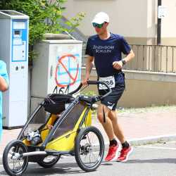 Großes Läuferfeld der Zinzendorfschulen beim Stadtlauf  in Villingen