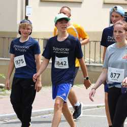 Großes Läuferfeld der Zinzendorfschulen beim Stadtlauf  in Villingen