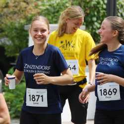 Großes Läuferfeld der Zinzendorfschulen beim Stadtlauf  in Villingen