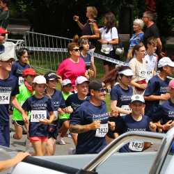 Großes Läuferfeld der Zinzendorfschulen beim Stadtlauf  in Villingen