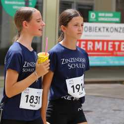 Großes Läuferfeld der Zinzendorfschulen beim Stadtlauf  in Villingen