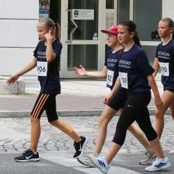 Großes Läuferfeld der Zinzendorfschulen beim Stadtlauf  in Villingen