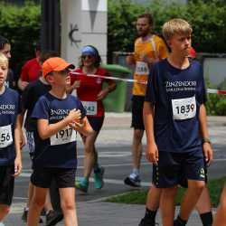 Großes Läuferfeld der Zinzendorfschulen beim Stadtlauf  in Villingen