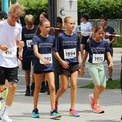 Großes Läuferfeld der Zinzendorfschulen beim Stadtlauf  in Villingen