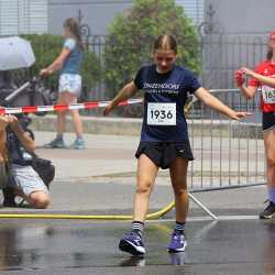 Großes Läuferfeld der Zinzendorfschulen beim Stadtlauf  in Villingen