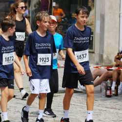 Großes Läuferfeld der Zinzendorfschulen beim Stadtlauf  in Villingen