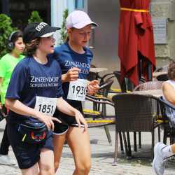 Großes Läuferfeld der Zinzendorfschulen beim Stadtlauf  in Villingen