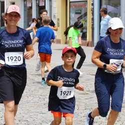 Großes Läuferfeld der Zinzendorfschulen beim Stadtlauf  in Villingen