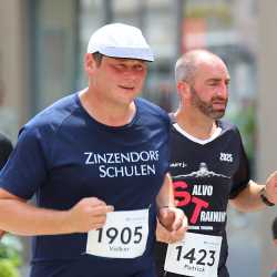 Großes Läuferfeld der Zinzendorfschulen beim Stadtlauf  in Villingen
