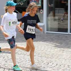 Großes Läuferfeld der Zinzendorfschulen beim Stadtlauf  in Villingen
