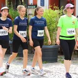 Großes Läuferfeld der Zinzendorfschulen beim Stadtlauf  in Villingen