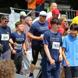 Großes Läuferfeld der Zinzendorfschulen beim Stadtlauf  in Villingen