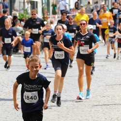 Großes Läuferfeld der Zinzendorfschulen beim Stadtlauf  in Villingen