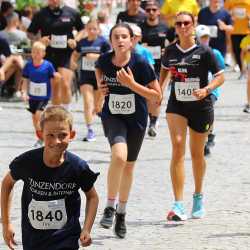 Großes Läuferfeld der Zinzendorfschulen beim Stadtlauf  in Villingen