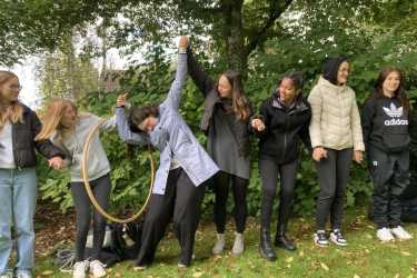 Angehende Erzieher*innen lernen sich und ihre Lehrer*innen beim Wandertag kennen