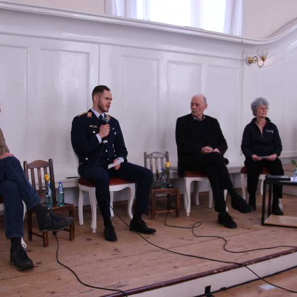 Spannende Podiumsdiskussion zur Wehrpflicht