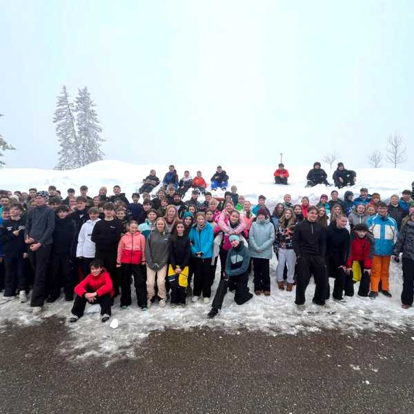 Wintersport auf Skiern, Schlitten und Kufen