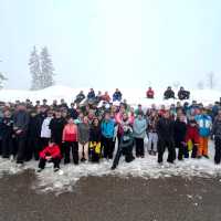 Wintersport auf Skiern, Schlitten und Kufen