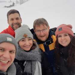 Wintersport auf Skiern, Schlitten und Kufen