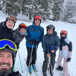 Wintersport auf Skiern, Schlitten und Kufen
