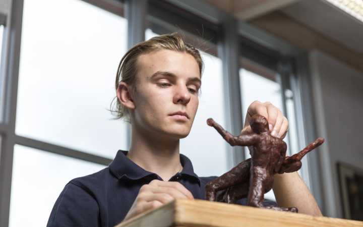 Kunst - Schüler an Skulptur