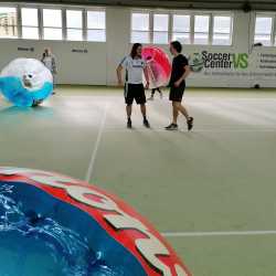 Bubble-Soccer: Abstand mit Spaß beim Internatswochenende