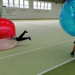 Bubble-Soccer: Abstand mit Spaß beim Internatswochenende