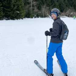 Spaß im Schnee beim Rodeln und Skifahren