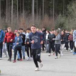 Jeder Schritt ist Geld: Schüler*innen laufen Runde um Runde für den guten Zweck durch den Wald 