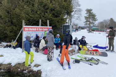 Spaß im Schnee beim Rodeln und Skifahren