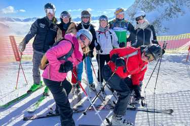 Mitarbeitende auf Ski-Fortbildung