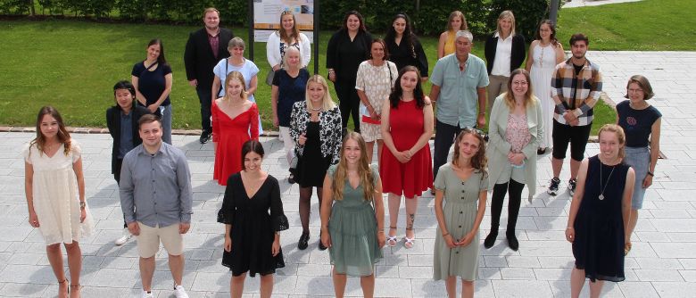 Angehende Erzieher*innen nach dem schulischen Teil ihrer Ausbildung verabschiedet