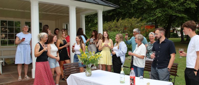 Die Absolventinnen und Absolventen der Fachschule für Sozialpädagogik stoßen mit einem alkoholfreien Sommerdrink auf das Ende ihrer Ausbildung an.