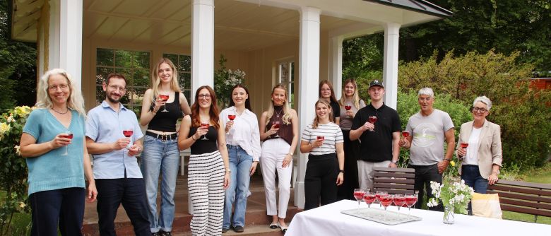 Die Absolventinnen und Absolventen der Fachschule für Sozialwesen stoßen mit einem alkoholfreien Sommerdrink auf das Ende ihrer Ausbildung an.