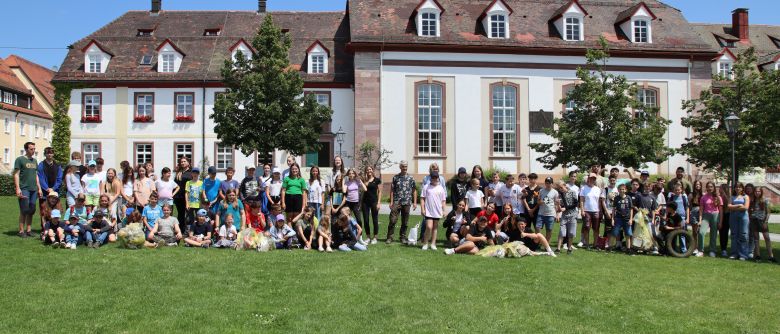 Zinzendorfschüler putzen rund um Königsfeld