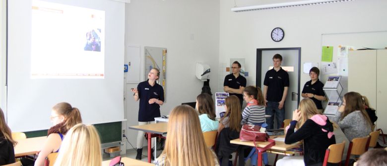 Zinzendorfschüler zu Gast bei der EGT: Viel Strom und Spannung