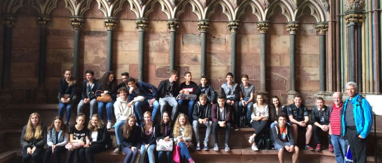 9R besichtigt in Freiburg Synagoge und Münster