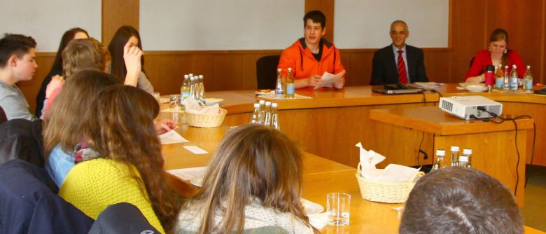 Realschüler spielen Gemeinderatssitzung durch