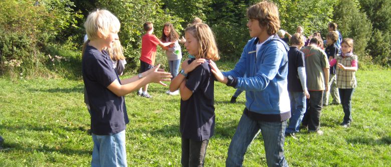 Spiele stärken Teamfähigkeit und Vertrauen